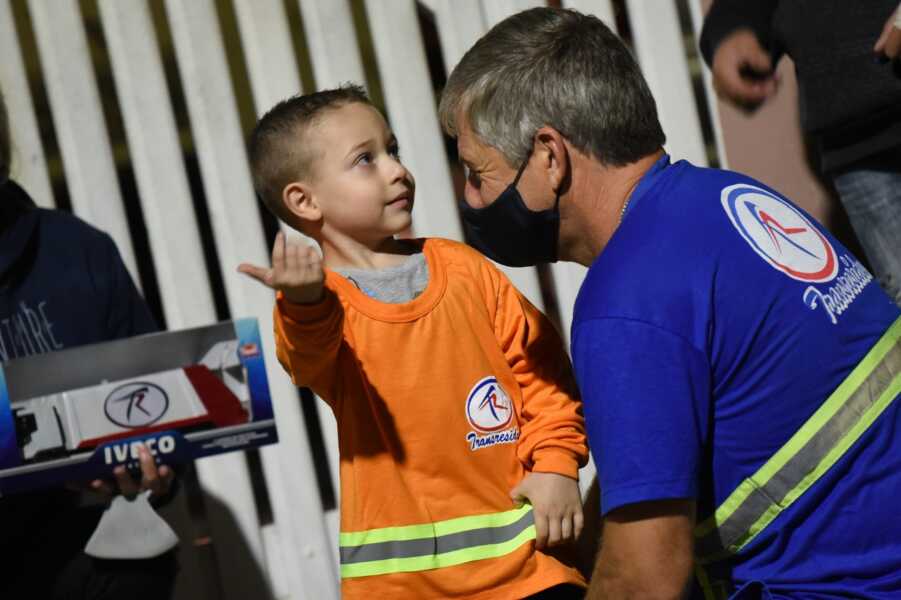 Garotinho que presenteou coletores de lixo na Páscoa, ganha uma surpresa