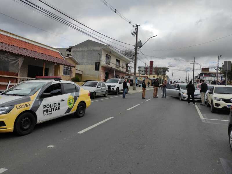 Ladrões roubam carro, o abandonam durante a fuga e provocam acidente no Centro