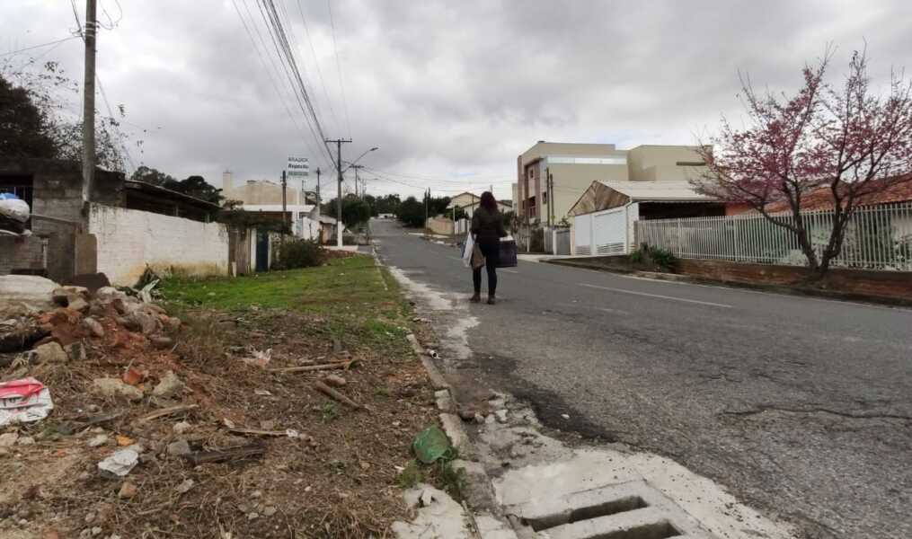 Calçadas fora de padrão geram incômodo para os moradores