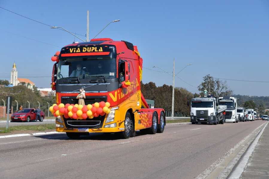 Tradicional carreata e benção de veículos reuniu fiéis no último domingo, 25