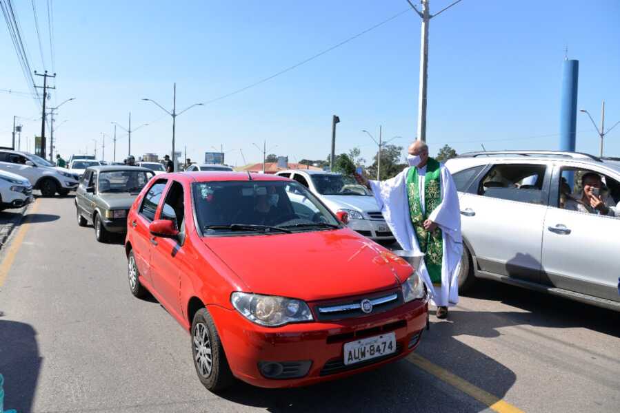 Tradicional carreata e benção de veículos reuniu fiéis no último domingo, 25