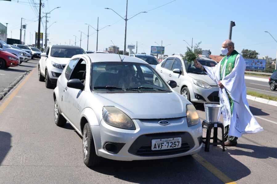 Tradicional carreata e benção de veículos reuniu fiéis no último domingo, 25