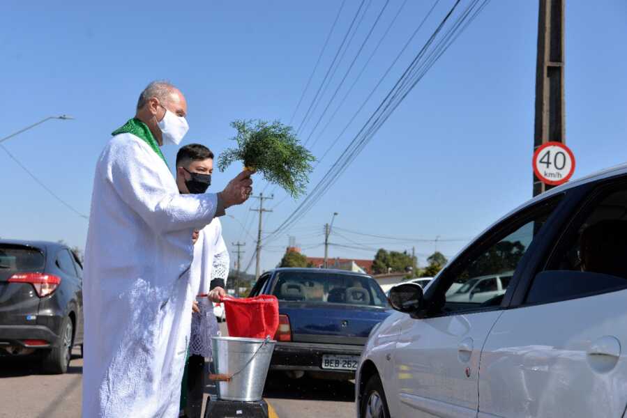 Tradicional carreata e benção de veículos reuniu fiéis no último domingo, 25