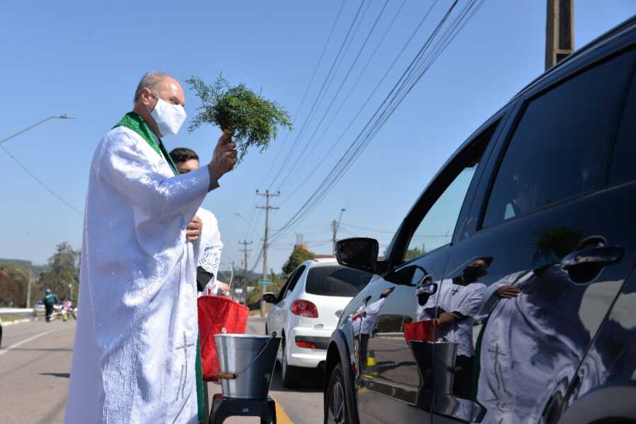 Tradicional carreata e benção de veículos reuniu fiéis no último domingo, 25