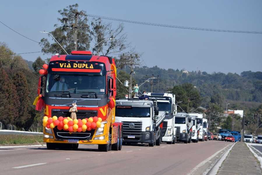 Tradicional carreata e benção de veículos reuniu fiéis no último domingo, 25