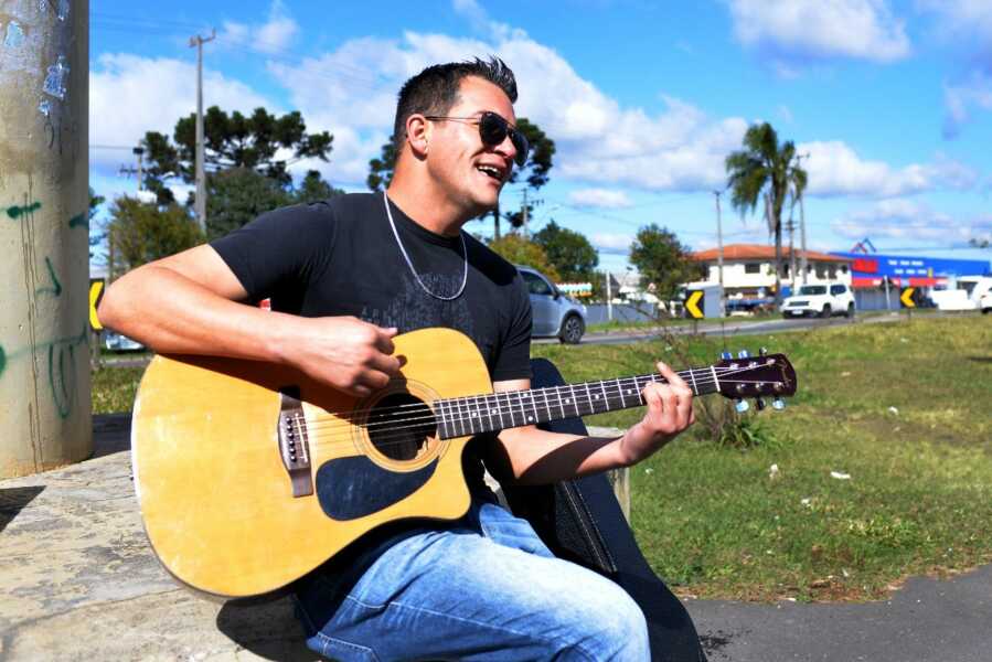 Araucariense deu a volta por cima e hoje diverte as pessoas com a sua música