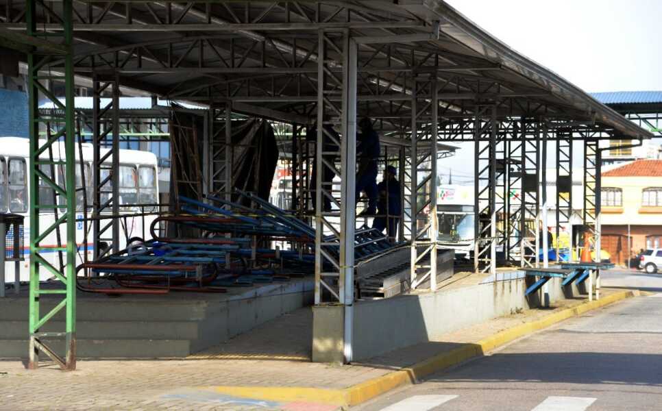 Plataforma elevada do Linhão começa a ser retirada do Terminal Central