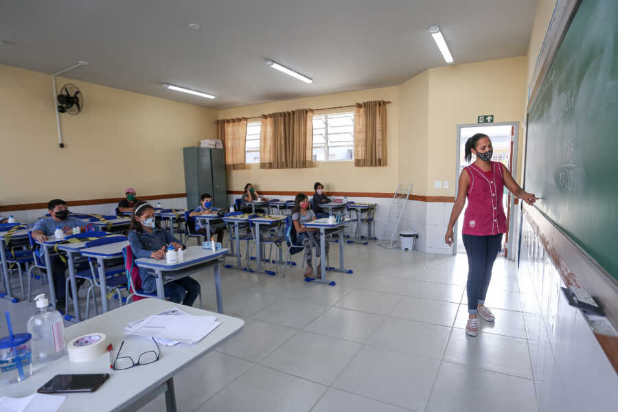 Alunos de três escolas municipais retornam às aulas em prédios novos