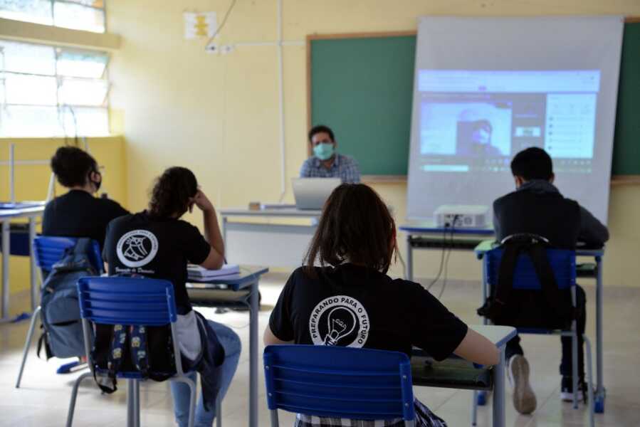 Resolução determina retorno presencial de todos alunos da rede estadual e colégios iniciam convocação