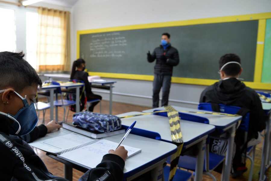 Das cinco escolas que deveriam ter retomado às aulas, duas aderiram à greve