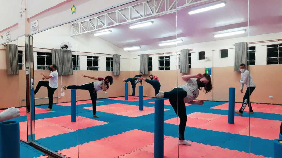 Aulas de capoeira são dadas por professora campeã na modalidade