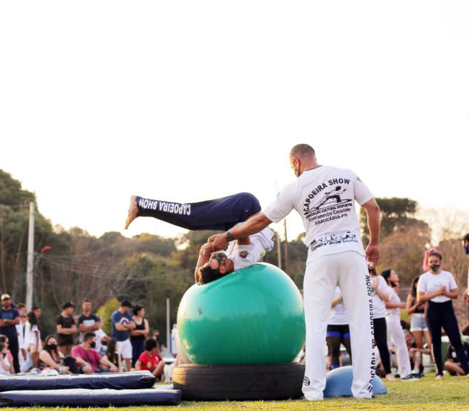 Show de acrobacias de capoeira no Parque Cachoeira foi um sucesso