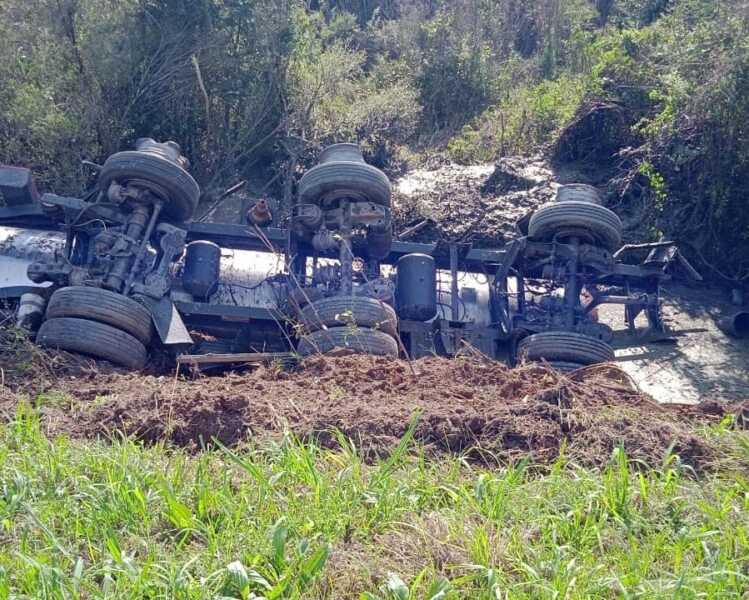 Capotamento seguido de engavetamento deixa duas pessoas feridas e interdita Rodovia do Xisto