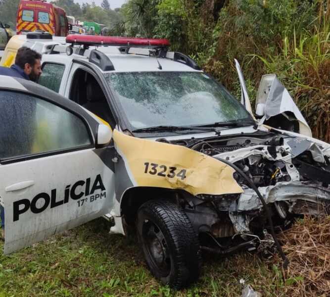 Viatura da PM e moto colidem na Rodovia do Xisto e motociclista fica gravemente ferido