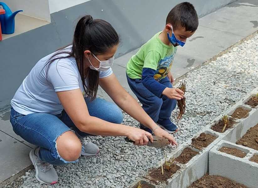 Crianças do CMEI Celia Bomfim Bialeski ganham horta escolar