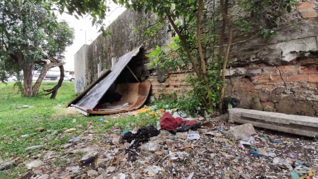 Desocupados acampam em terreno e deixam rastro de lixo