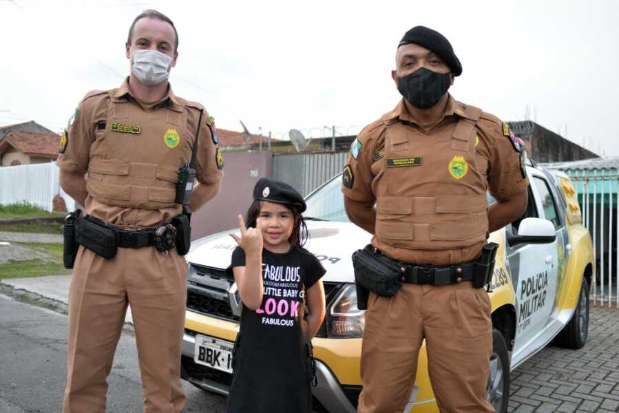 Garotinha de 6 anos manda currículo pedindo emprego para a PM