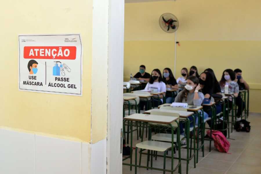 Maioria dos colégios estaduais está com mais de 80% dos alunos no presencial