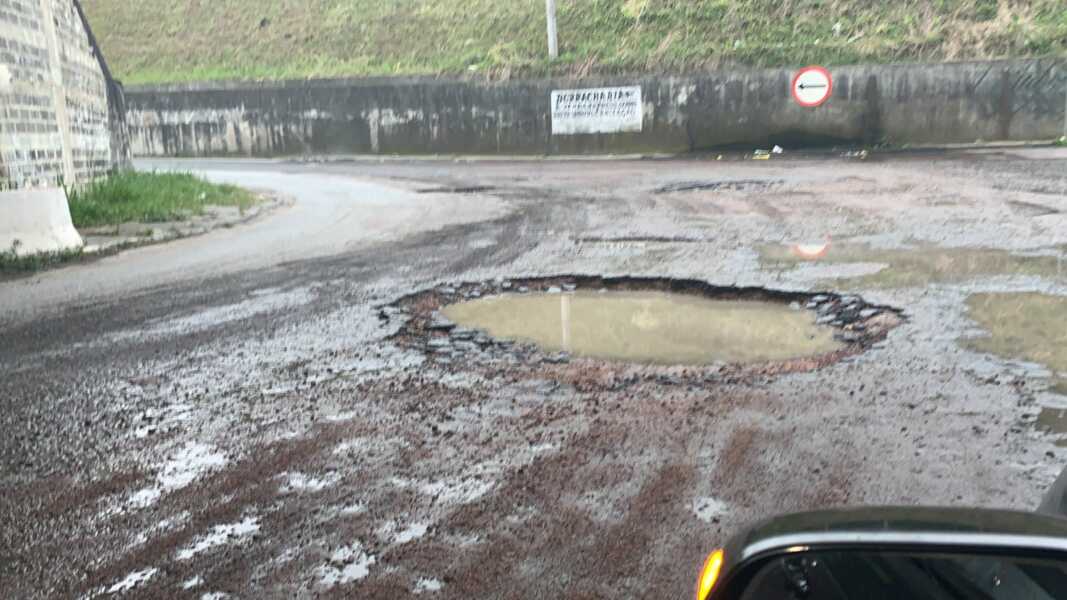 DNIT faz manutenção em trecho esburacado, no acesso à Repar e Cocelpa