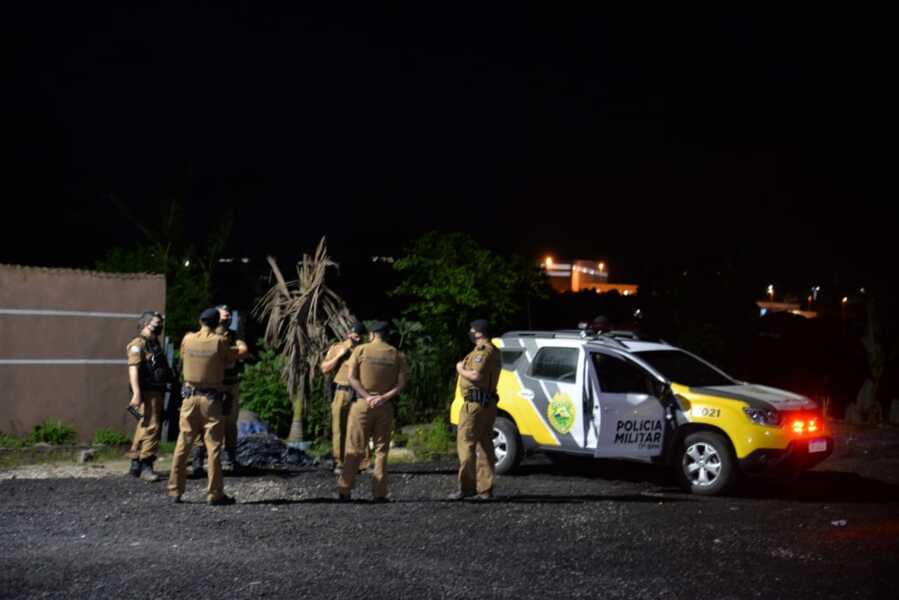 Com o carro abarrotado de droga, bandido tenta fugir da polícia, troca tiros e morre