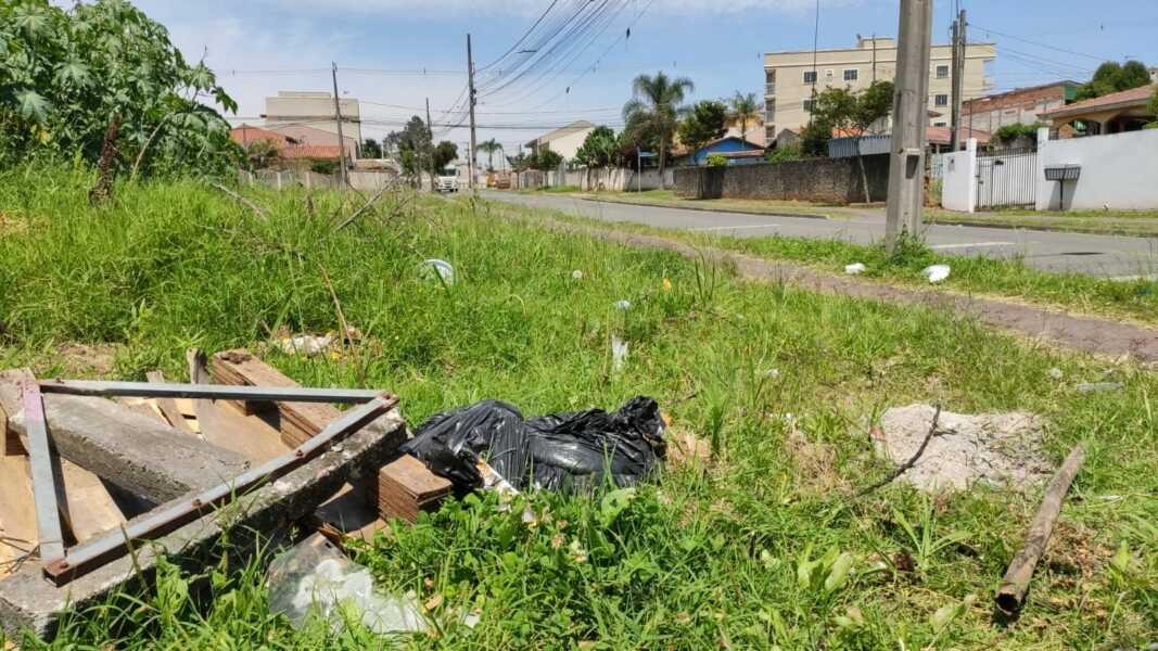 Lixo continua sendo jogado em locais impróprios