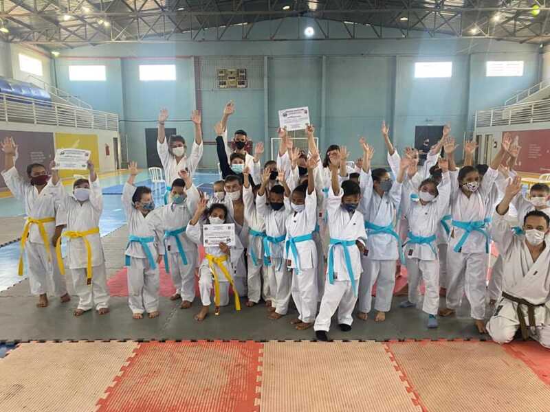 Alunos de karatê são graduados durante festival do encerramento de 2020