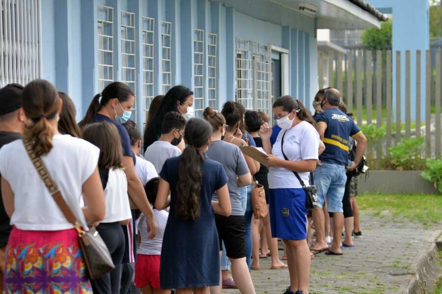 Crianças falam da importância da vacinação contra a Covid