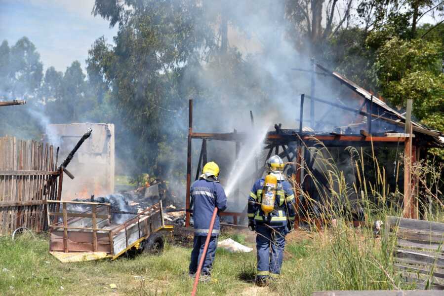 Incêndio destrói duas casas no bairro Iguaçu na tarde desta terça-feira, 25