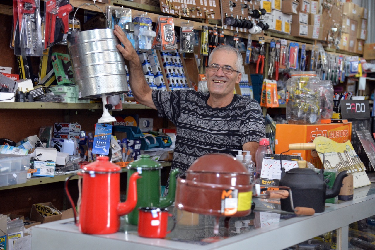 Loja Eletro Minas e Bazar Foto Minas resistem ao tempo e resgatam história do comércio local