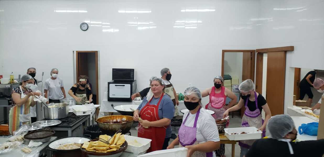 Tarde do Pastel e do Pierogi da comunidade Nossa Senhora do Monte Claro foi um sucesso