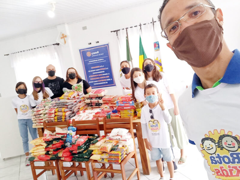 Rotary Club Araucária entrega doação para o Instituto Schnorr