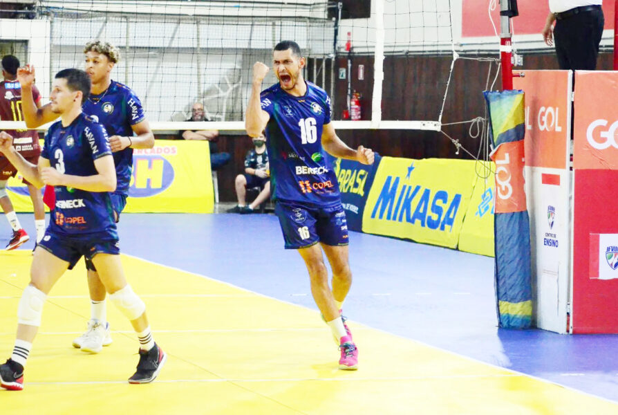 Voleibol masculino perde mais uma partida, mas se mantém no G4