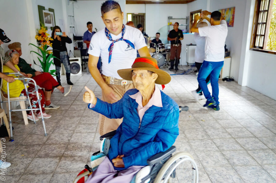 Projeto Vida e Alegria anima Lar de Idosos com churrasco e muita música