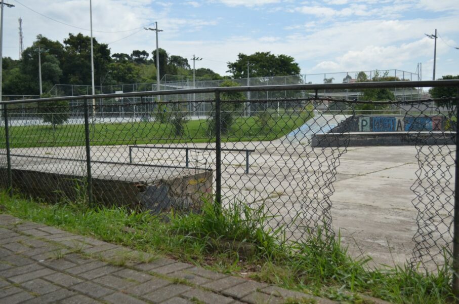 Vândalos destroem praças da cidade e deixam rombo nos cofres públicos