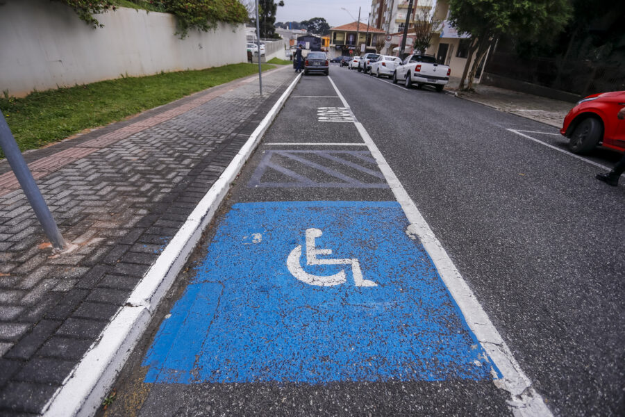 Pessoas com autismo têm direito a atendimento preferencial, vaga de PNE no trânsito e gratuidade no TRIAR