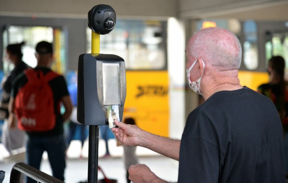 Idosos precisam atualizar cartão transporte do TRIAR até o final de abril