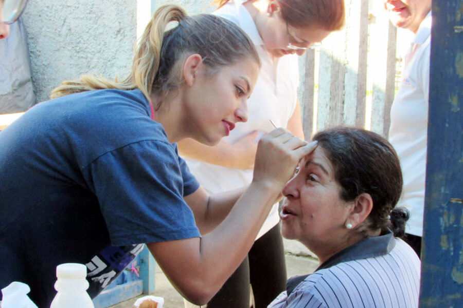 Voluntários da Unisocial ajudam famílias do Jardim Iguatemi