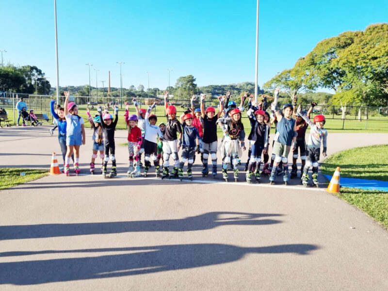 Escolinha de patinação no Parque Cachoeira faz sucesso entre as crianças