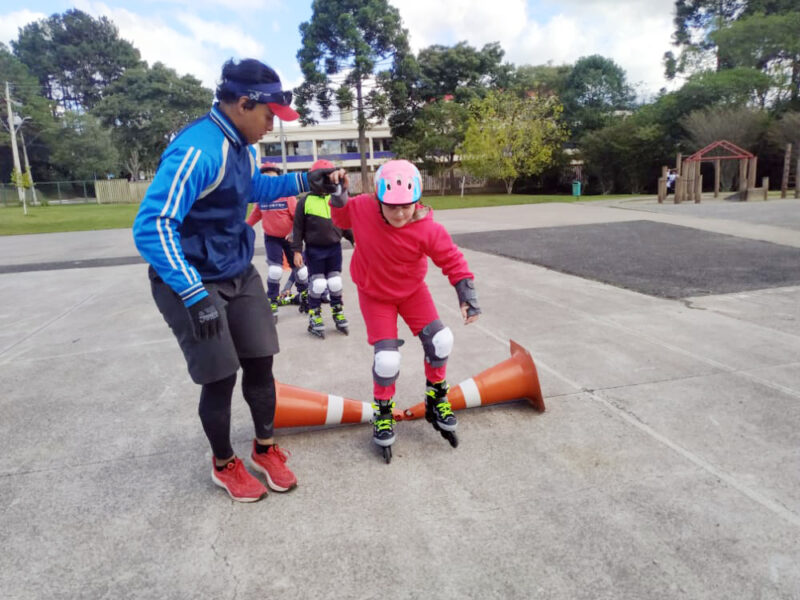 Escolinha de patinação no Parque Cachoeira faz sucesso entre as crianças