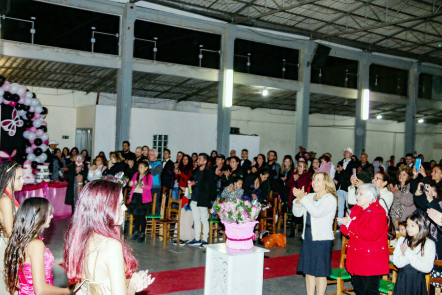 Marcada por muita emoção, Festa de Debutantes do Colégio Agalvira foi um sucesso