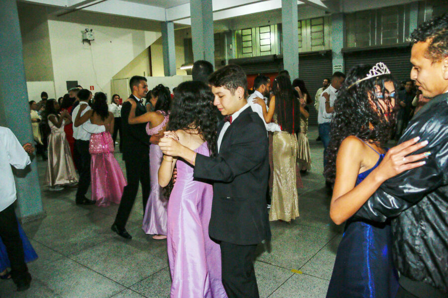 Marcada por muita emoção, Festa de Debutantes do Colégio Agalvira foi um sucesso