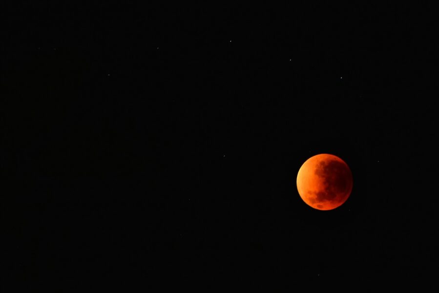 Eclipse total da Lua foi visto em Araucária na madrugada desta 2ª feira (16)