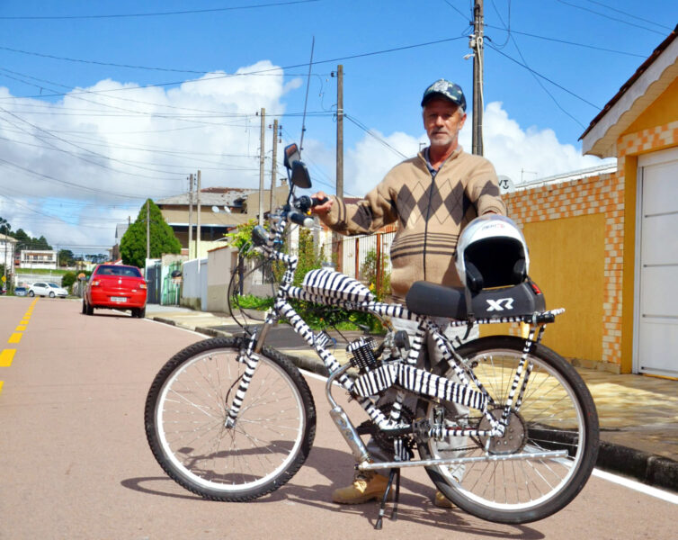 Presença de bicicleta motorizada no trânsito chama a atenção