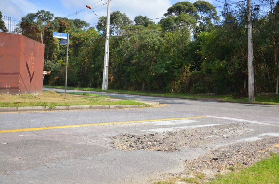 Rua com buraco receberá serviço de tapa buracos