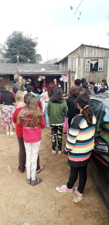 Projeto Castelo de Madeira doa amor e calor aos moradores da comunidade Beira Rio