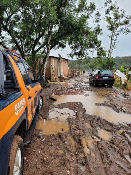 Chuvas provocam alagamentos em bairros de Araucária e na área rural