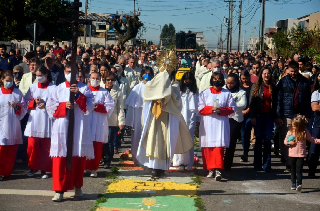 Corpus Christi: tapetes coloridos e procissões emocionaram fiéis em Araucária