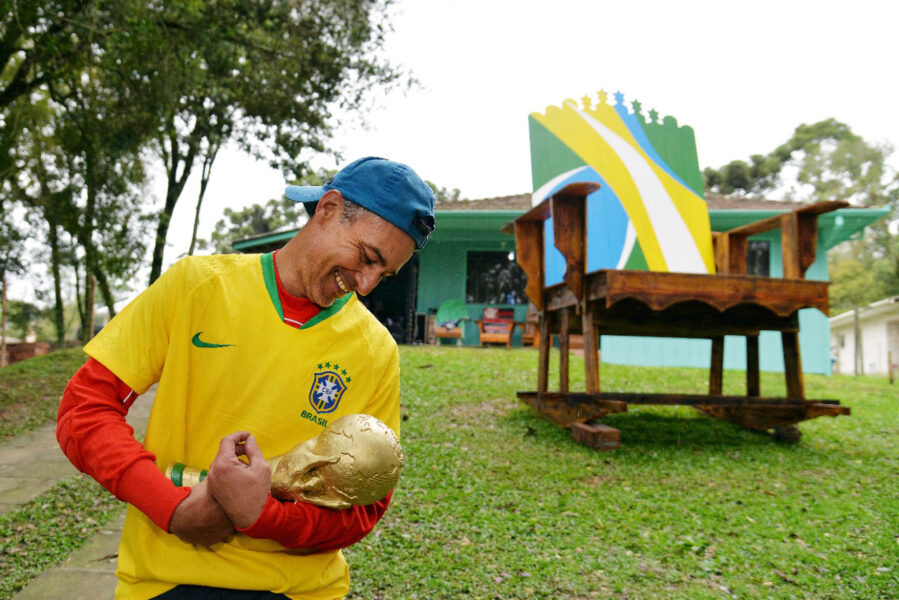 Araucariense fabrica cadeira de balanço gigante para divulgar a Copa do Mundo de Futebol