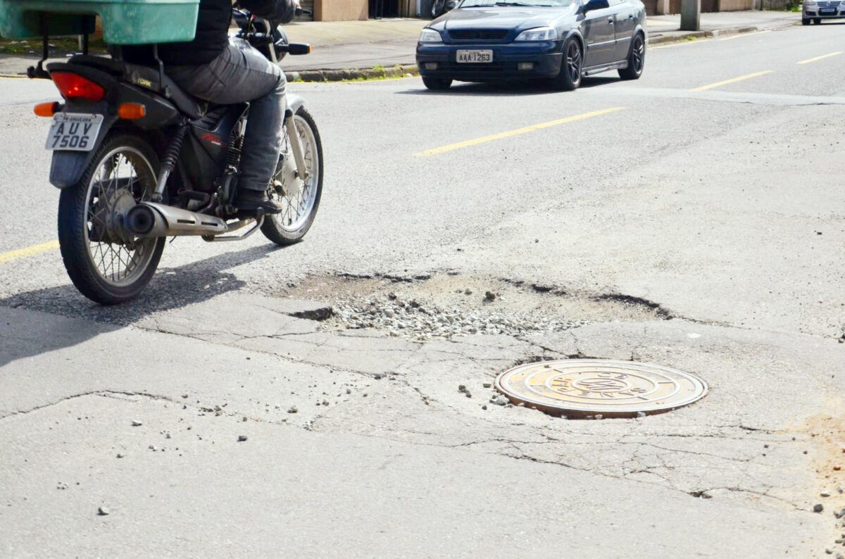 Buraco incomoda motoristas e SMOP disse que enviará equipes para verificar o problema