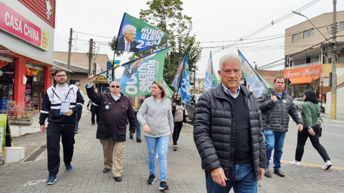 Rubens Bueno faz caminhada pelo centro de Araucária